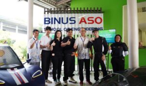 Dekan BINUS ASO School of Engineering Prof Fergyanto Gunawan tengah batik putih bersama tim DBASE yang akan berlaga di Shell Ecomarathon 2024 di Mandalika Lombok NTB 1
