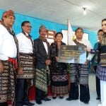 Julie Laiskodat - Penyerahan prasasti desa model di Sabu Raijua