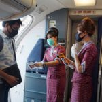 Pemeriksaan suhu tubuh dan Boarding Process penumpang pesawat Lion Air oleh Pramugari