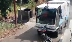 mobil sapu jalan di dewan