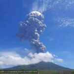 gunung ile lewotolok kembali erupsi warga radius 2 km diminta tak lakukan aktivitas OXt6CzOUyg