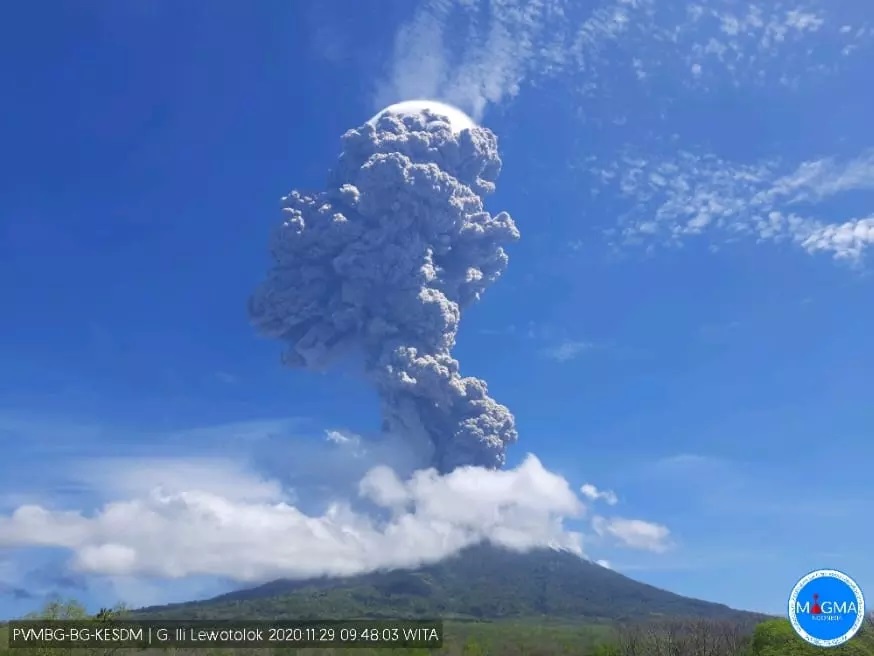 gunung ile lewotolok kembali erupsi warga radius 2 km diminta tak lakukan aktivitas OXt6CzOUyg