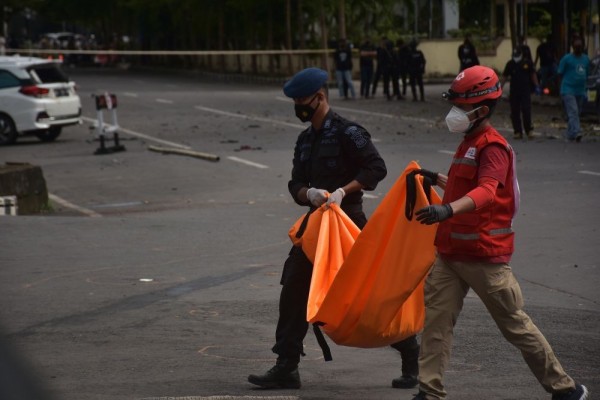 antarafoto evakuasi jenazah terduga pelaku bom bunuh diri di makassar 280321 ia ap 2