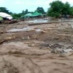 banjir bandang terjang flores timur ratusan rumah roboh belasan warga hanyut H5yj4u8aaZ