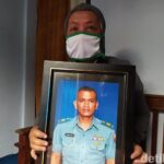keluarga menunjukkan foto kapten laut e yohanes heri di kabupaten magelang senin 2642021 43
