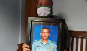 keluarga-menunjukkan-foto-kapten-laut-e-yohanes-heri-di-kabupaten-magelang-senin-2642021_43 keluarga menunjukkan foto kapten laut e yohanes heri di kabupaten magelang senin 2642021 43