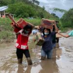 potret istri bupati sumba timur merliaty praing simanjuntak kemeja biru memberikan bantuan ke desa kiritana kecamatan kambera 1 169