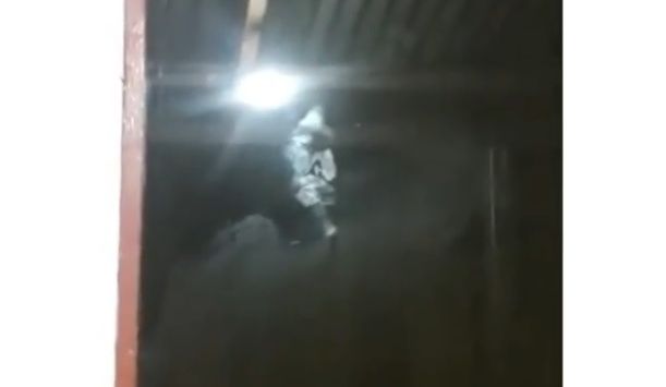 Penampakan wajah mirip Yesus di kaca jendela rumah warga gegerkan Larantuka 611x355 1