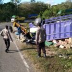 truk terbalik truk terbalik