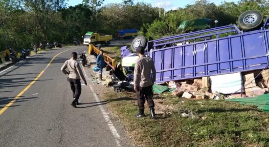 truk terbalik