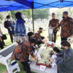 ziarah ke makam bu ani