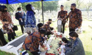 ziarah ke makam bu ani ziarah ke makam bu ani