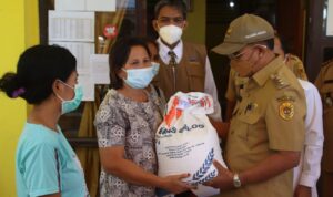 walikota serahkan bantuan