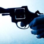 831 ilustrasi dokter ancam petugas dengan pistol mainan