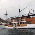 kapal terbakar kapal terbakar