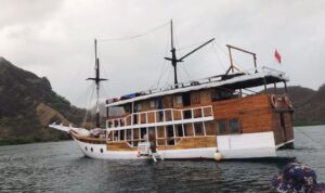 kapal terbakar kapal terbakar