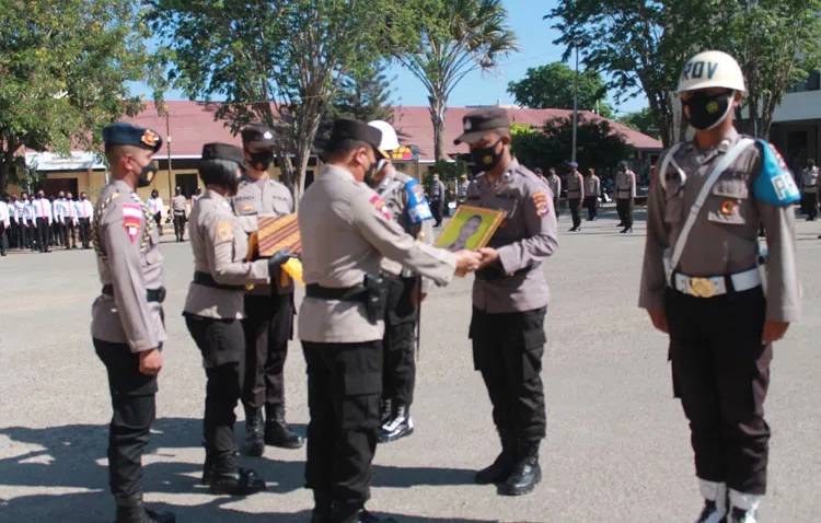 pecat polisi