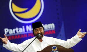 Ketua Umum Partai NasDem Surya Paloh (kiri) menyampaikan pandangan pada perayaan HUT ke-4 Partai NasDem, di Jakarta, Rabu (11/11) 861447244009