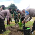 Kapolres Ngada Tanam Pohon Kapolres Ngada Tanam Pohon