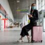 ilustrasi wanita di bandara 169