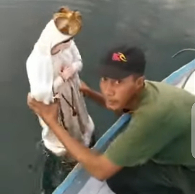 patung terapung di laut