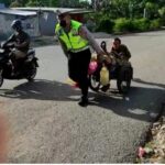 polisi tarik gerobak