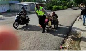 polisi tarik gerobak polisi tarik gerobak
