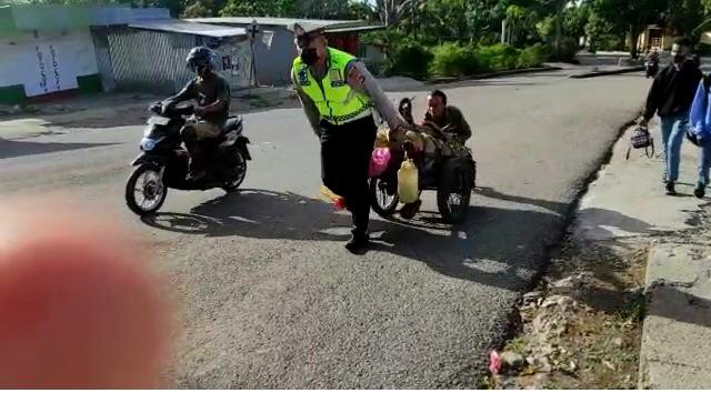 polisi tarik gerobak