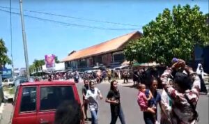diguncang gempa m 75 begini kepanikan warga maumere lari menjauhi laut cfu