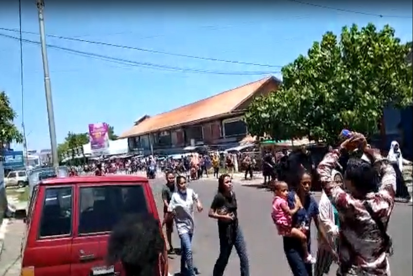 diguncang gempa m 75 begini kepanikan warga maumere lari menjauhi laut cfu