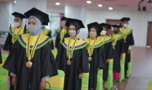 wisuda undana wisuda undana