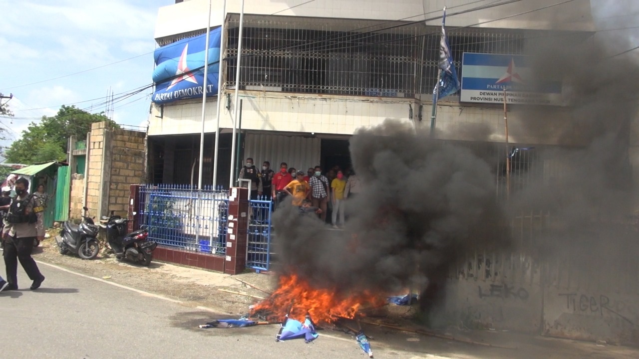 bakar bendera 1