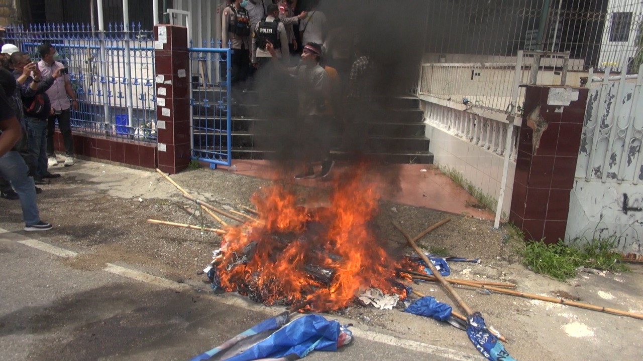 bakar bendera