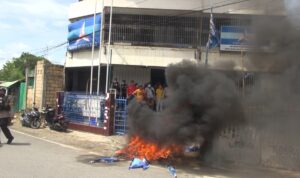 foto bakar bendera