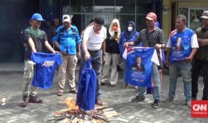 musda dpd demokrat riau diwarnai aksi bakar atribut partai 169