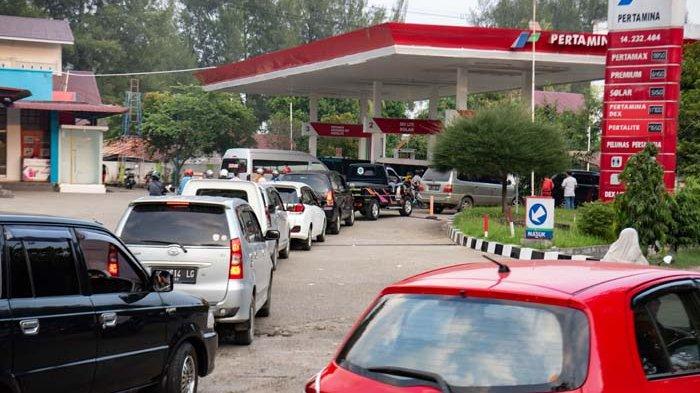 antrean panjang kendaraan roda empat di stasiun