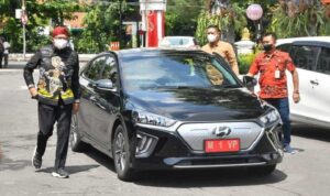bupati-sumenep-gunakan-mobil-listrik-sejak-2021-untuk-kendaraan-dinas-begini-penampakannya-yFjLTS2bx6 bupati sumenep gunakan mobil listrik sejak 2021 untuk kendaraan dinas begini penampakannya yFjLTS2bx6