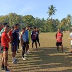 coach maura hally betekeneng pimpin latihan tim persebata lembata