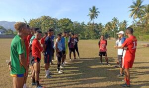 coach maura hally betekeneng pimpin latihan tim persebata lembata