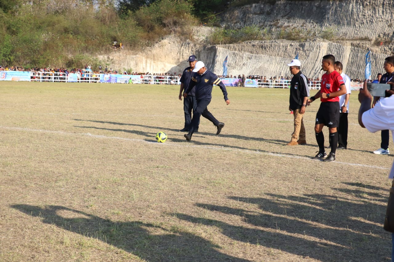 gub tendang bola