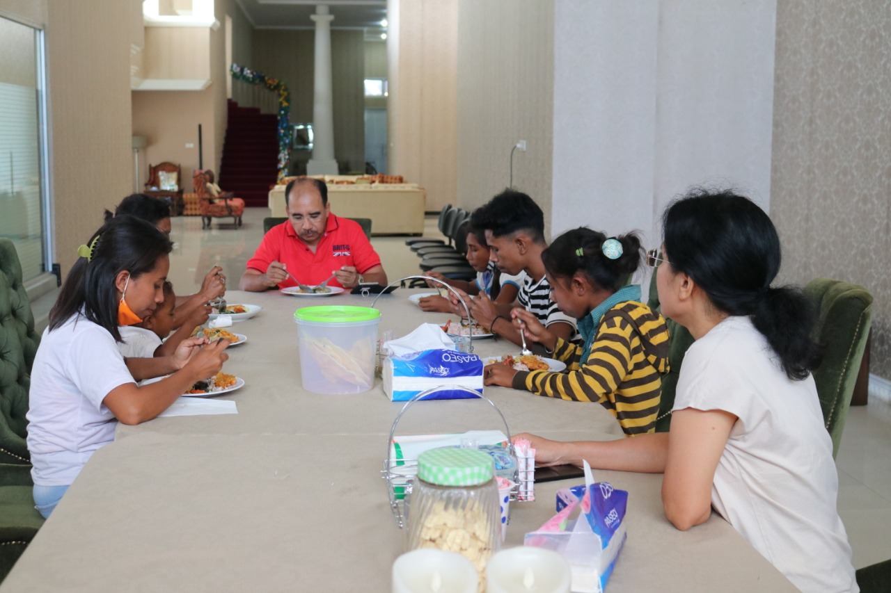 5 Tahun Firmanmu (6): Warga Dibawa Menginap di Rujab, Makan Satu Meja 1 makan di rujab 2
