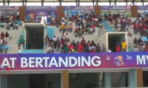penonton di tribun