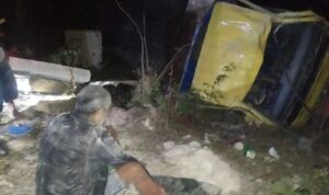 truk terbalik di sumba truk terbalik di sumba