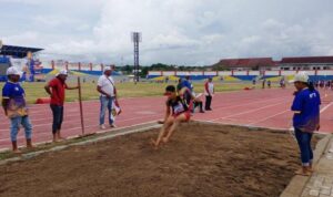 para-atlet-sedang-mengikuti-lomba-lompat-jauh para atlet sedang mengikuti lomba lompat jauh