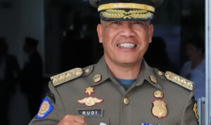 Jaga Estetika Kota Kupang, Aparat Sat Pol PP Rutin Tertibkan Baliho Peserta Pemilu yang Langgar Aturan 1 pol pp