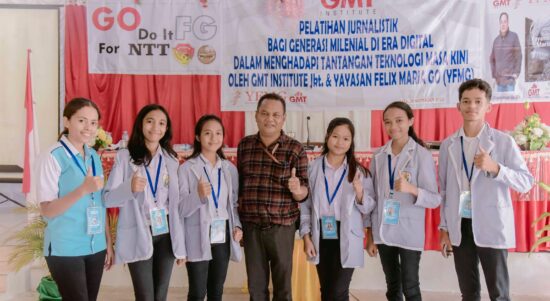 bersama anak SMA Katolik Kefa