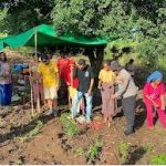 4062 Kapolres Manggarai Timur Tanam Sorgum dan Kelor Serta Bagikan Sembako kepada Petani 1